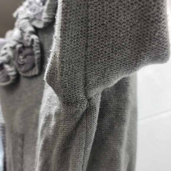 DKNY Women’s Buttoned Cardigan Sweater XL Grey Embroidered Flowers Boho Chic - Picture 3 of 5